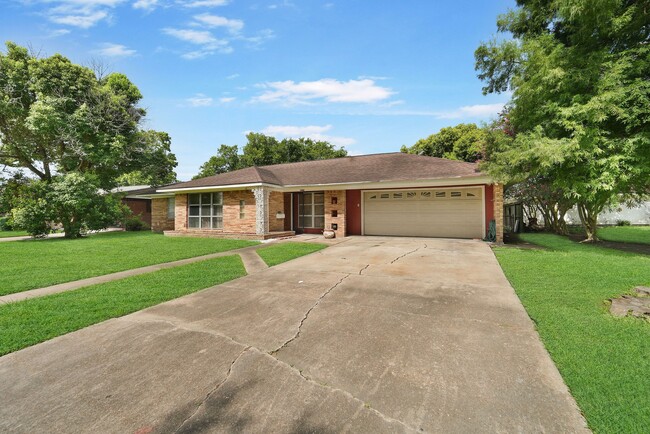2210 San Jacinto Dr in Pasadena, TX - Building Photo - Building Photo