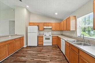 961 Hanford Dr in Deltona, FL - Building Photo - Building Photo
