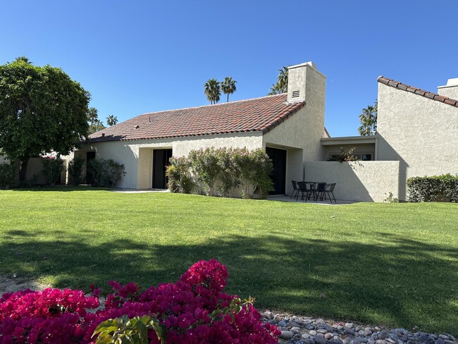 450 Sunningdale Dr in Rancho Mirage, CA - Foto de edificio - Building Photo