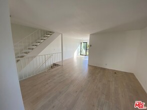 29239 Heathercliff Rd-Unit -4 in Malibu, CA - Foto de edificio - Building Photo