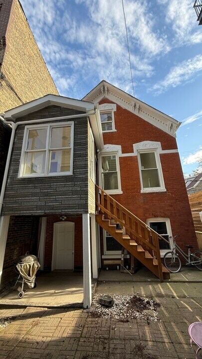 2037 N Damen Ave in Chicago, IL - Building Photo