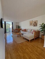 200 Grand Cove Way in Edgewater, NJ - Building Photo