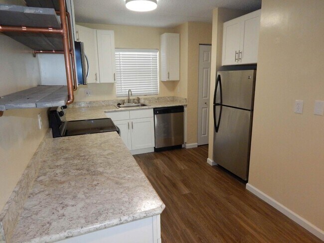 416 N Grandview Ave in Daytona Beach, FL - Foto de edificio - Building Photo