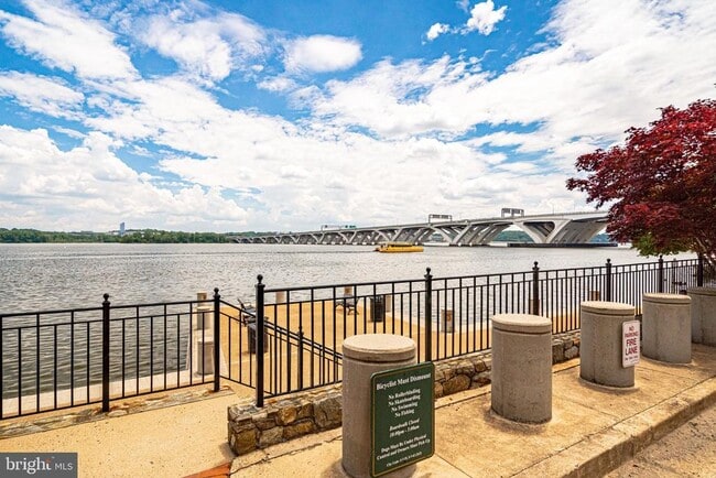 17 Alexander St in Alexandria, VA - Building Photo - Building Photo