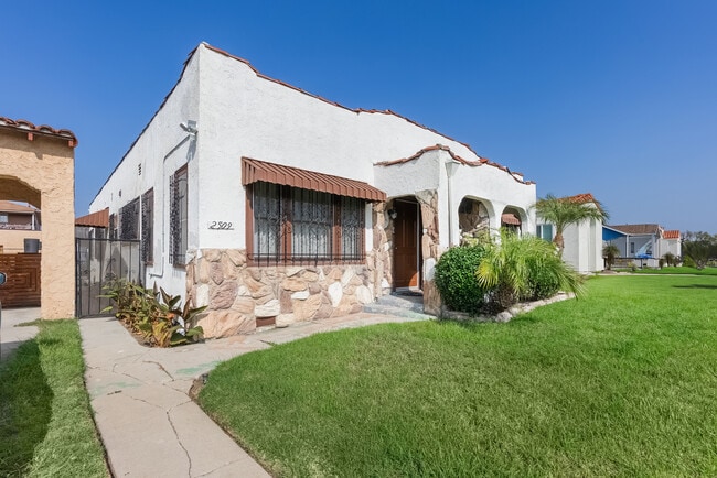 2509 W 73rd St, Unit 2509 in Los Angeles, CA - Building Photo - Building Photo