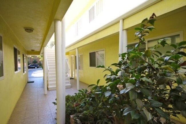 140 N Wilson Ave, Unit 10 in Pasadena, CA - Building Photo - Building Photo