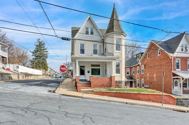 17 N Church St in Mohnton, PA - Foto de edificio - Building Photo