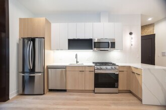 2254 N Sawyer Ave in Chicago, IL - Building Photo - Building Photo