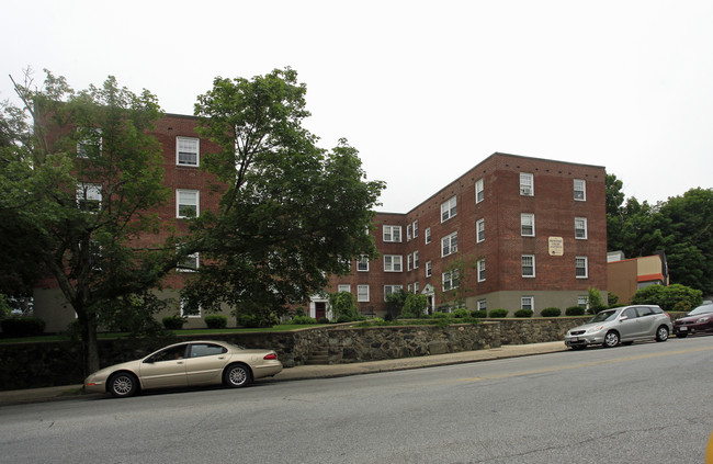 Menotony Court in Arlington, MA - Foto de edificio - Building Photo