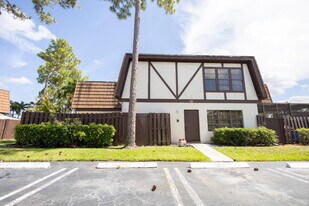 110 Weybridge Cir in Royal Palm Beach, FL - Building Photo