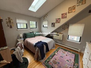 241 River St, Unit 10 in Cambridge, MA - Foto de edificio - Building Photo