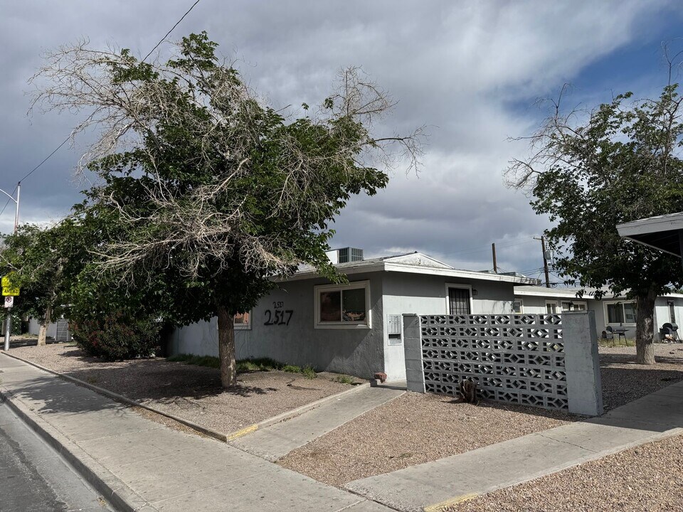 2517 E Cedar Ave in Las Vegas, NV - Building Photo