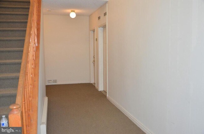 818 Roundtree Pl in Trenton, NJ - Building Photo - Building Photo