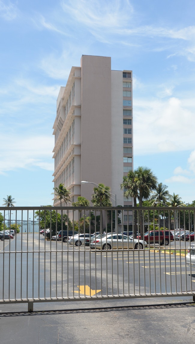 Stanley Axlrod Towers in Miami, FL - Building Photo - Building Photo