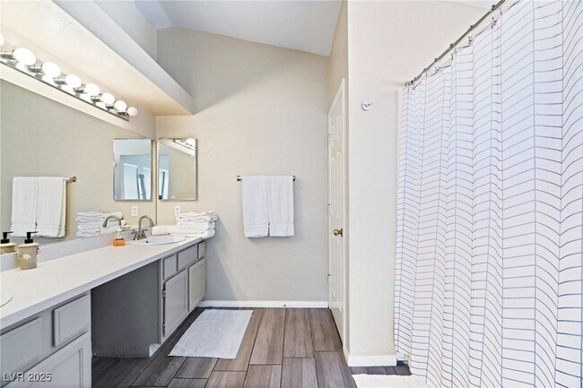 8213 Grassy Point Cir in Las Vegas, NV - Foto de edificio - Building Photo