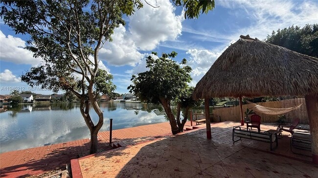 1001 SW 98th Ave in Pembroke Pines, FL - Building Photo - Building Photo