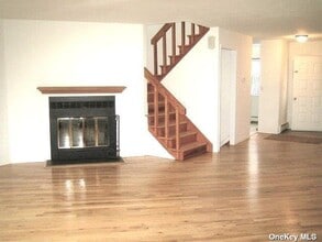 70 Hickory Rd in Port Washington, NY - Building Photo - Building Photo