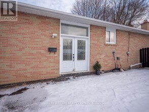 807 Greenfield Crescent in Newmarket, ON - Building Photo - Building Photo