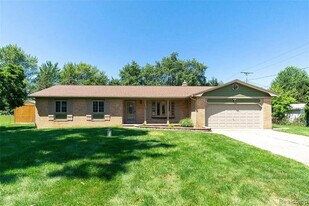10032 Shadyhill Ln in Grand Blanc, MI - Building Photo