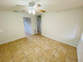 2125 NW 91st St-Unit -2125 in Miami, FL - Foto de edificio - Building Photo