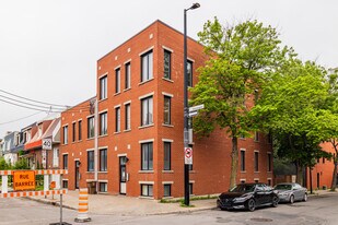 Vïma in Montréal, QC - Building Photo