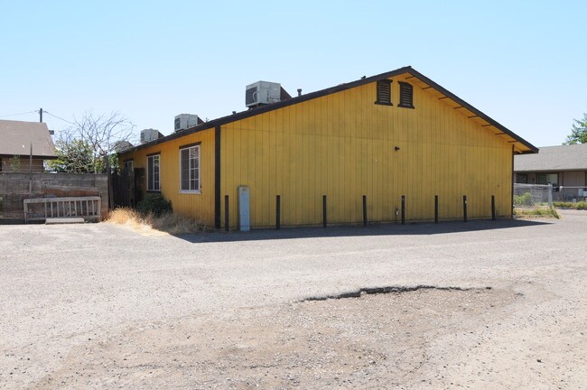 4133 E Hamilton Ave in Fresno, CA - Foto de edificio - Building Photo