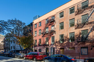 385 8th Ave in New York, NY - Building Photo - Building Photo