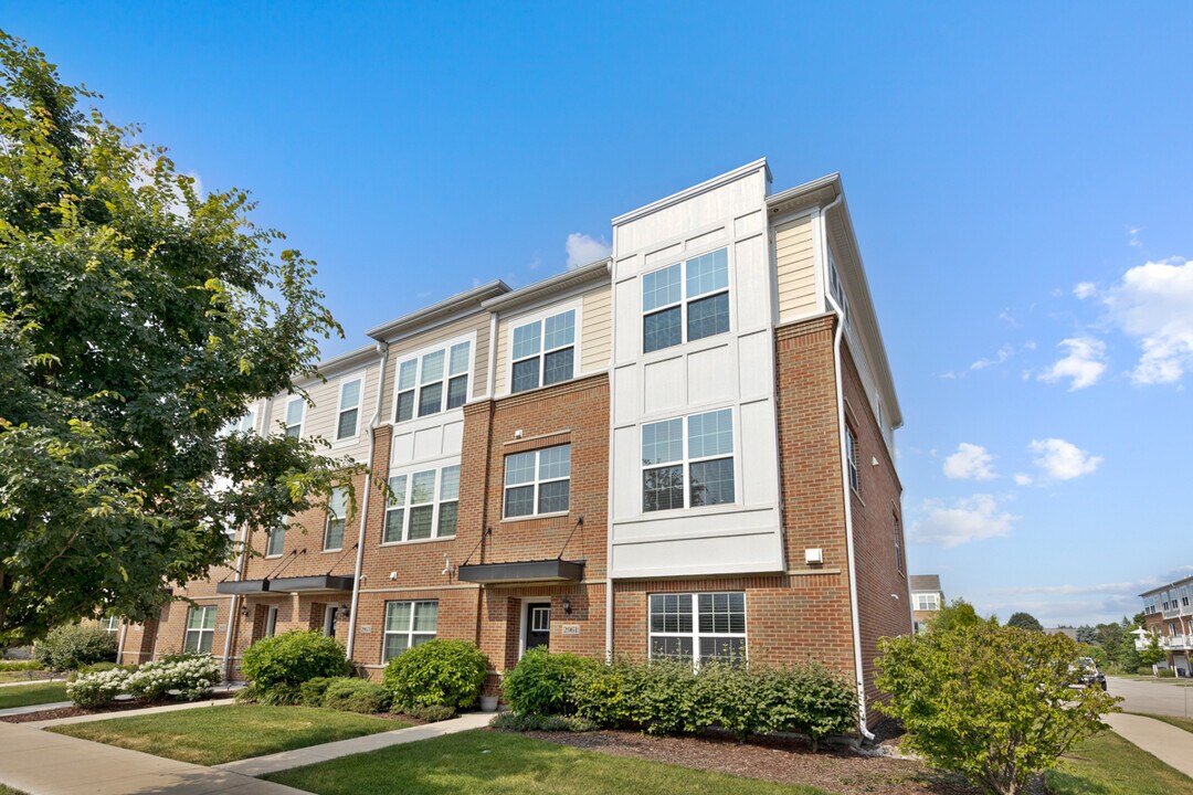 2961 Reflection Dr in Naperville, IL - Building Photo