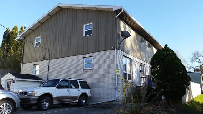 252 Gompers Ave, Unit B in Indiana, PA - Building Photo - Building Photo