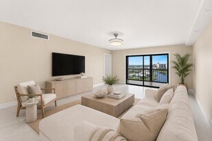 14476 Amberly Ln, Unit 704 in Delray Beach, FL - Building Photo