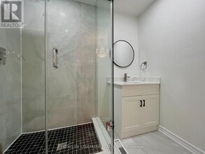 654 Dinsmore Ct in Mississauga, ON - Building Photo - Building Photo
