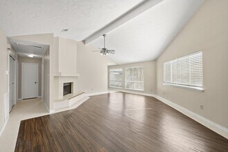 16107 Grassy Creek Dr in Houston, TX - Foto de edificio - Building Photo