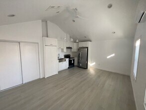 225 W 56th St in Los Angeles, CA - Foto de edificio - Building Photo