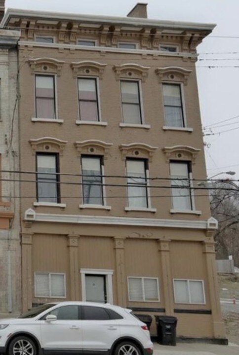 1610 Queen City Ave in Cincinnati, OH - Building Photo