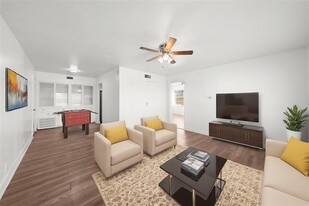 523 S Travis St in Sherman, TX - Building Photo