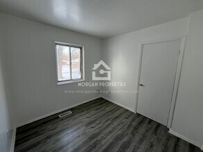 2002 Kerrwood Dr in Anderson, IN - Foto de edificio - Building Photo