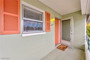 300 Valley Stream Dr in Naples, FL - Building Photo