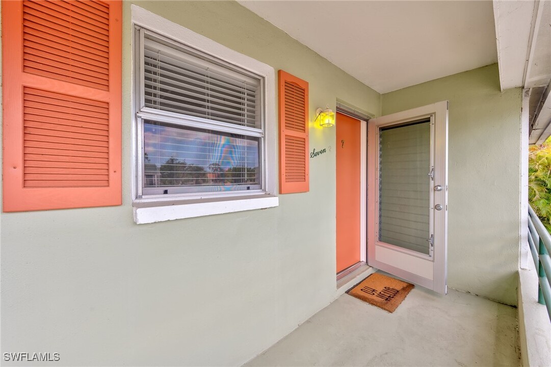 300 Valley Stream Dr in Naples, FL - Building Photo