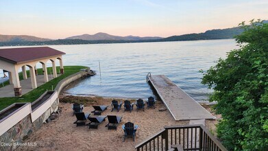 1721 Northshore Dr in Sandpoint, ID - Foto de edificio - Building Photo