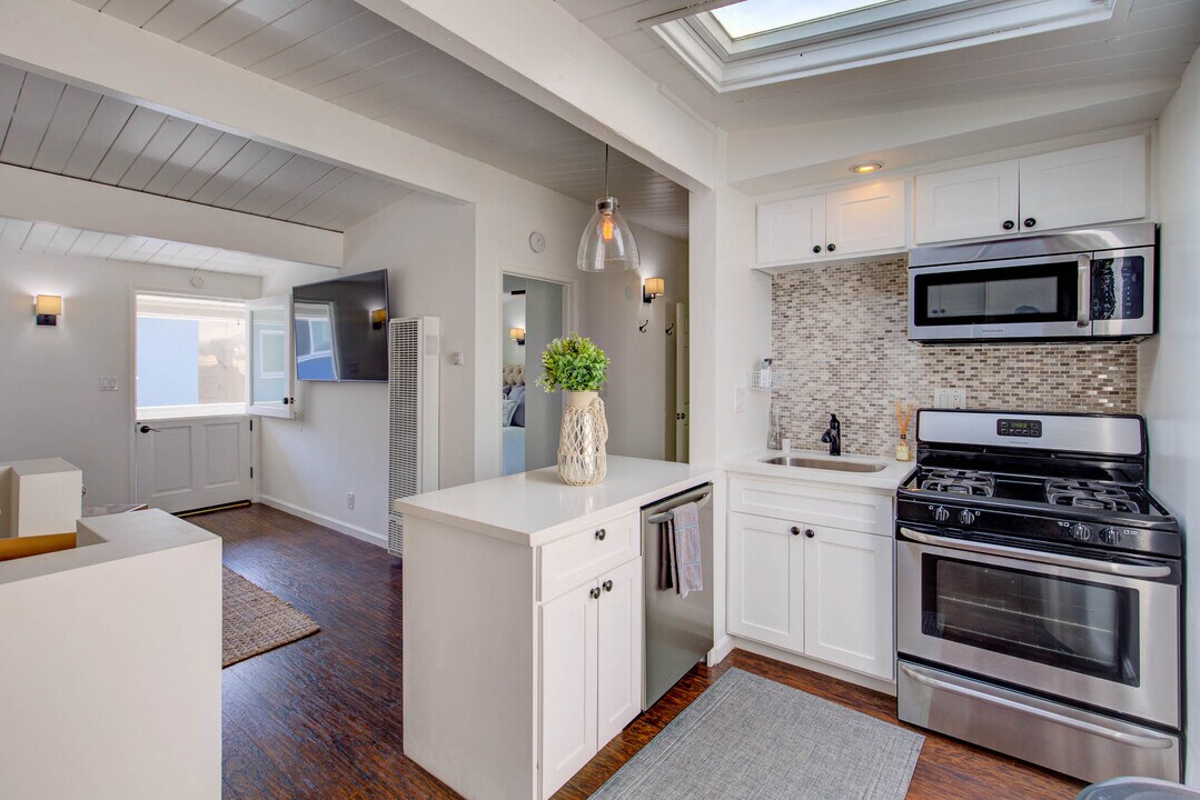 217 35th St in Manhattan Beach, CA - Building Photo