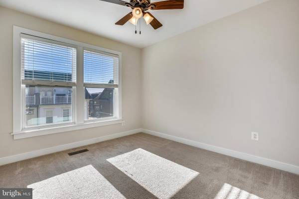 9772 Fields Rd in Gaithersburg, MD - Foto de edificio