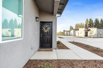 6 S Emerald Ct in Visalia, CA - Building Photo - Building Photo