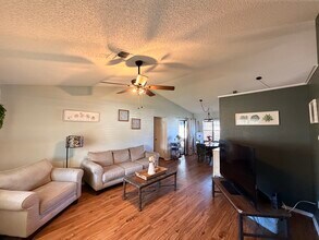 7308 Fairwood Ave in New Port Richey, FL - Foto de edificio - Building Photo