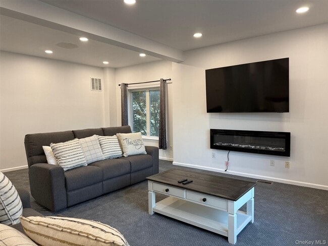 3 Highview Ct in Woodbury, NY - Building Photo - Building Photo