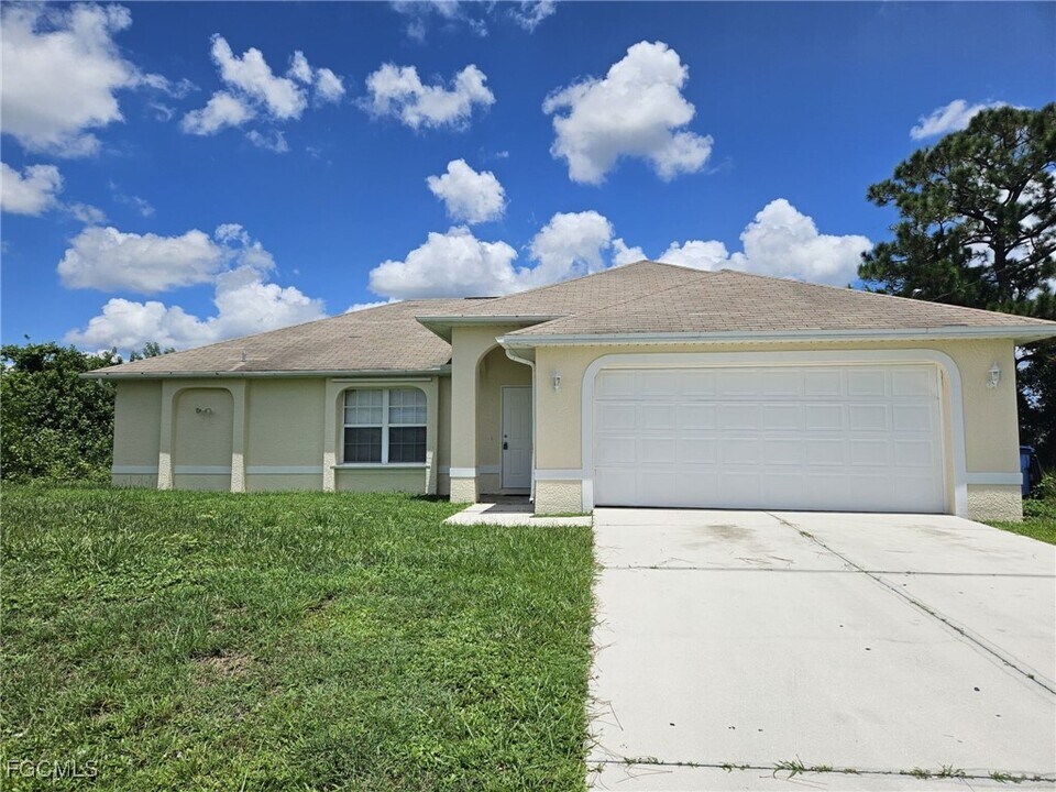 861 Chipley St E in Lehigh Acres, FL - Building Photo