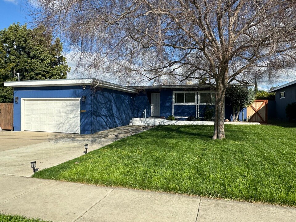 1243 Hardin Dr in El Cajon, CA - Building Photo