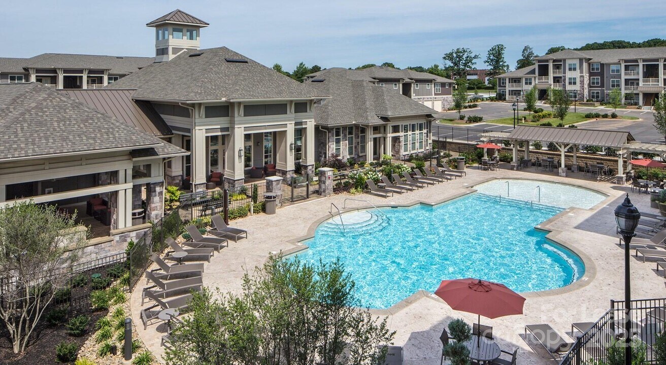 121 Village Green Ln in Mooresville, NC - Foto de edificio