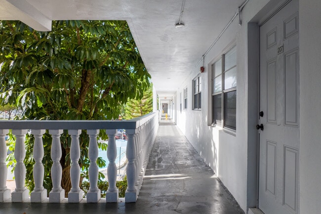 Sans Souci Tennis Apartments in North Miami, FL - Building Photo - Building Photo