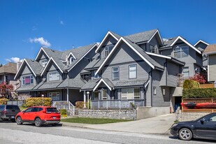 260 4th St E in North Vancouver, BC - Building Photo