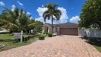 511 SE 25th Terrace in Cape Coral, FL - Building Photo